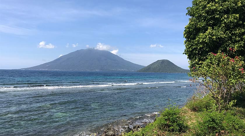 Pemandangan indah Pulau Maitara (kanan) dan Pulau Ternate (belakang)