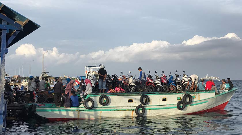 Speedboat – atas motosikal, penumpang dalam perut kapal.