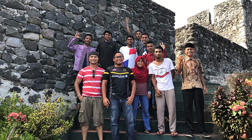 Bergambar dengan orang tempatan di benteng peninggalan Portugis