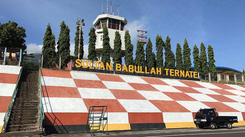 Lapangan Terbang Sultan Babullah Ternate. Sultan Babullah merupakan pahlawan nasional Indonesia yang berjaya mengusir Portugis keluar dari Ternate.