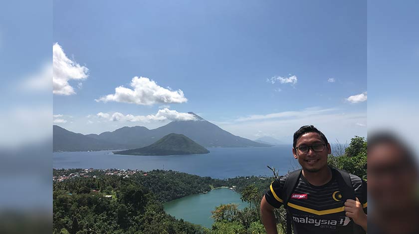 Pemandangan Pulau Maitara dan Gunung Tidore (yang lebih tinggi) dari Danau Laguna