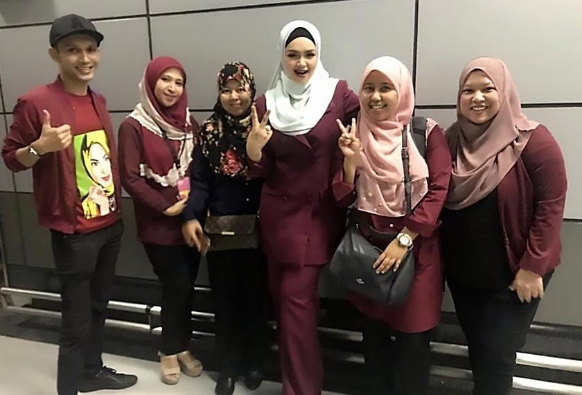 AZWAN HASHIM (kiri) dan Rozi Abd. Razak (dua dari kiri) bersama Siti Nurhaliza dan ahli kelab Sitizoner.