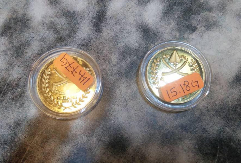 Syiling emas yang ditemui polis ketika melakukan serbuan. - Foto PDRM