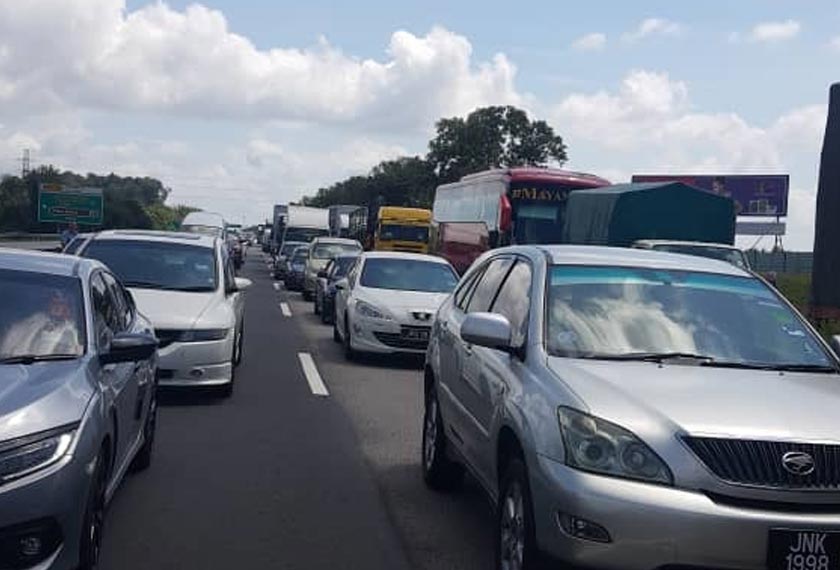 Gambar dari salah seorang pemandu di km 197.7 arah Utara dari Ayer Keroh ke Simpang Ampat