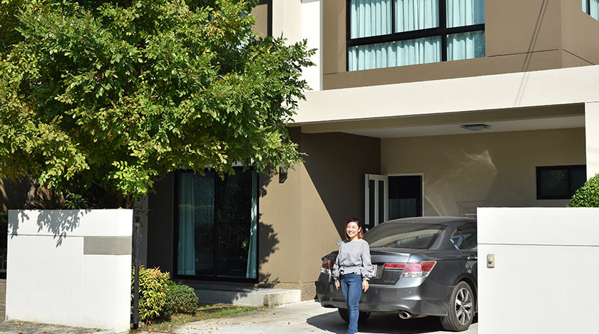 Sopa mempunyai kecenderungan pada warna kelabu, perak dan perang muda. Kejiranannya hanya sejauh 10 minit pemanduan dari ladang ibu bapanya. - Foto: Ceritalah