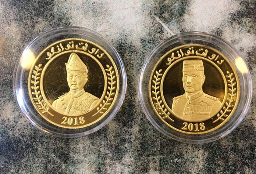 Syiling emas yang ditemui polis ketika melakukan serbuan. - Foto PDRM