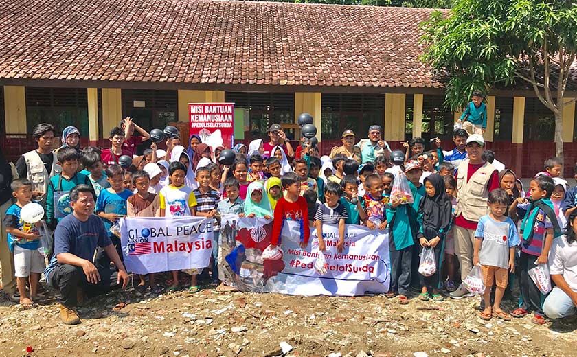 Sukarelawan GPM Malaysia dan Indonesia bergambar kenangan bersama murid-murid dan para guru Sekolah Dasar Negeri Taman Jaya 2 di Banten, Indonesia, dalam misi bantuan kemanusiaan. --fotoBERNAMA