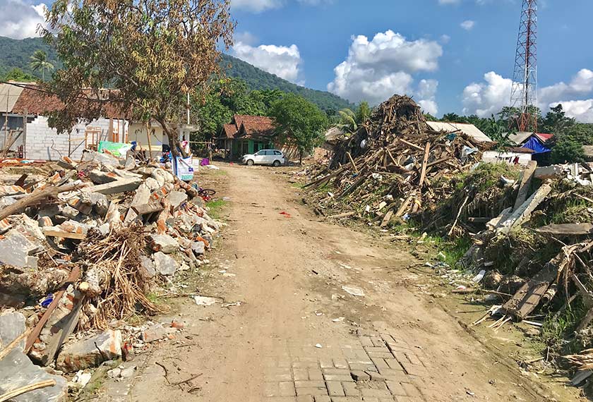 Selepas dua minggu lebih tsunami melanda Selat Sunda, di Banten, antara keperluan yang menjadi keutamaan mangsa adalah mendapatkan segera sumber air bersih dan khemah sementara, untuk dijadikan tempat berteduh bagi mangsa selepas kediaman mereka rosak teruk atau dihanyutkan air. --fotoBERNAMA