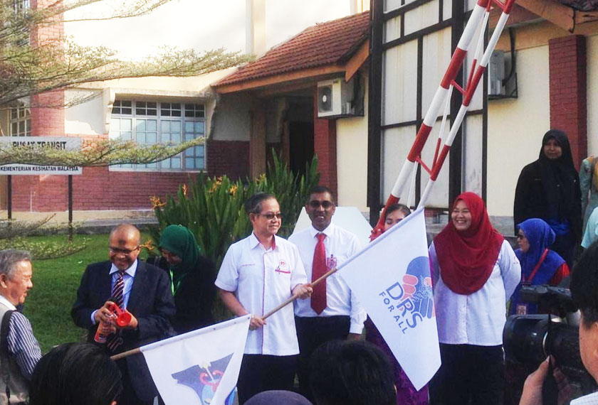 TIMBALAN Menteri Kesihatan, YB Dr Lee Boon Chye mengibar bendera FPMPAM semasa pelancaran misi sukarelawan 'DRs for all'