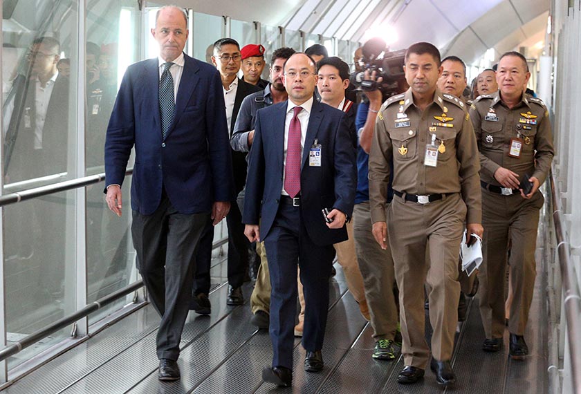 Wakil UNHCR Giuseppe De Vincentiis (kiri) bersama pihak berkuasa Imigresen Thai menuju ke hotel transit di Lapangan Terbang Suvarnabhumi untuk memeriksa keadaan Rahaf - Reuters