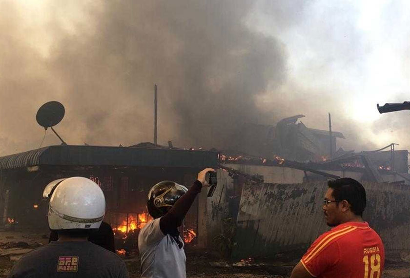 Antara rumah-rumah yang hangus dijilat api.