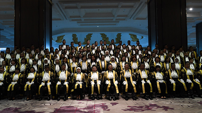 Ketua Hakim Negara Tan Sri Richard Malanjum bergambar bersama hakim-hakim di Majlis Pembukaan Tahun Perundangan 2019 Di Putrajaya. Foto: Bernama