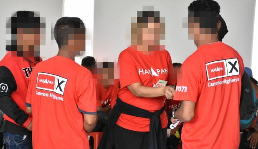 Dakwaan yang tular di media sosial susulan gambar wanita yang memakai baju PH yang seolah-olah sedang mengedarkan wang kepada Orang Asli Cameron Highlands. - Sumber: media sosial