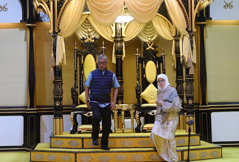 Sultan Abdullah bersama Tunku Azizah ketika menghadiri raptai penuh Istiadat Pemasyhuran Sultan Pahang Keenam di Istana Abu Bakar, hari ini. - BERNAMA
