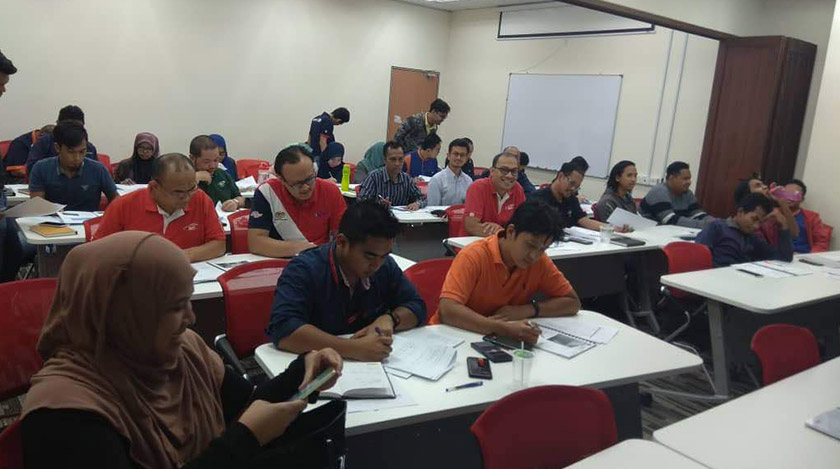 Tenaga Pengajar & pelajar Sarjana UTHM sentiasa menjalani latihan komprehensif untuk meningkatkan kepakaran dalam bidang kejuruteraan rel - Foto UTHM