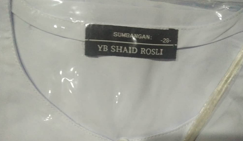 Baju sekolah dengan jenama Mohd Shaid Rosli yang diedar kepada kanak-kanak di SK Puncak Alam 3 hari ini. Astro AWANI