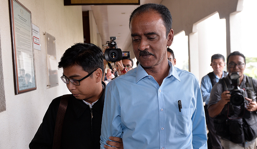 Abdul Latif yang didakwa atas pertuduhan menerima rasuah RM5.2 juta berhubung projek jalan raya di Perak dan Kedah serta sembilan pertuduhan pengubahan wang haram hampir RM140 juta, diiringi pegawai SPRM ketika tiba di Mahkamah Sesyen Kuala Lumpur, 16 Jan, 2019. --fotoBERNAMA