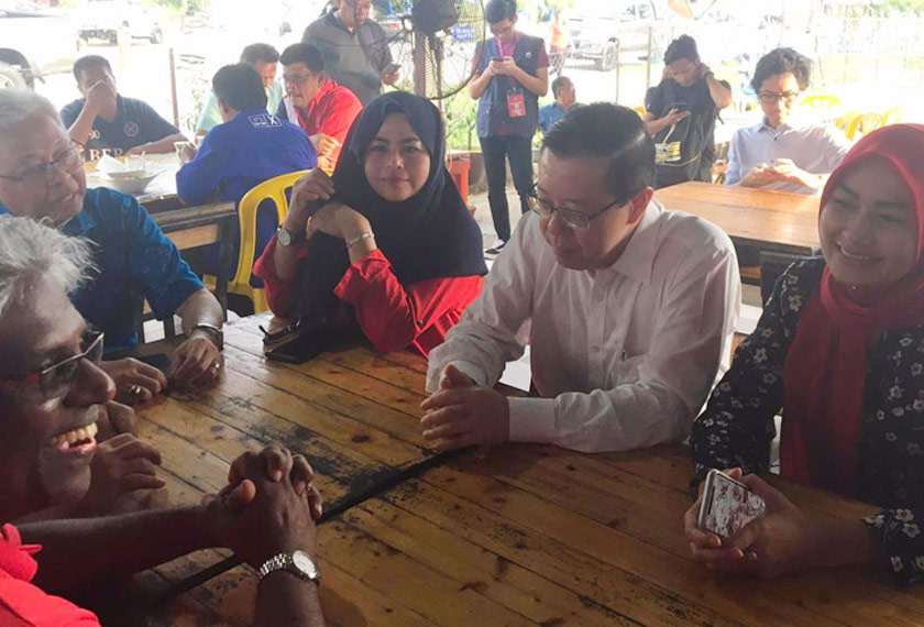 Peminpin PH dan BN minum petang bersama di Jelai pada Selasa. - Astro AWANI/Isabelle Leong