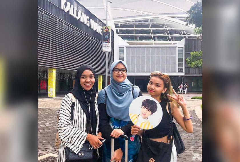 Asnah Ismail (kiri), Ilham Zhari (tengah) dan Wan Nur Iffahana (kanan) tiba di Stadium Nasional Singapura bagi meninjau kawasan stadium berkenaan. -gambar Alif Amsyar