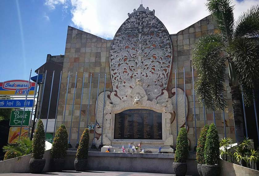TUGU yang dibina di pulau peranginan Bali sebagai monumen peringatan pembunuhan 202 orang dalam tragedi pengeboman yang didakwa dilakukan Abu Bakar Bashir. - Gambar fail