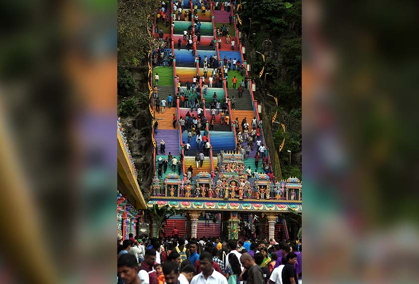 Orang ramai memenuhi perkarangan Batu Caves, mercu tanda tarikan pelancong tempatan dan asing, yang menampilkan kelainan apabila diwarnai dengan cat warna-warni di sepanjang 272 anak tangganya. --fotoBERNAMA
