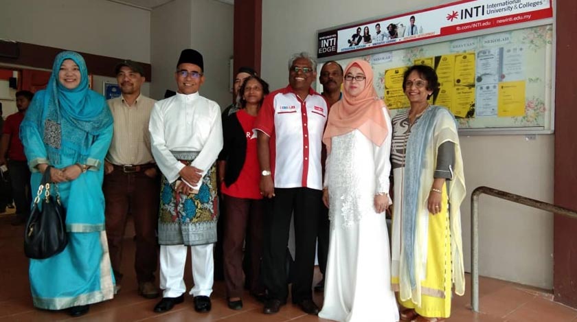 Ibu bapa pengantin bergambar bersama Manogaran dan Fuziah.