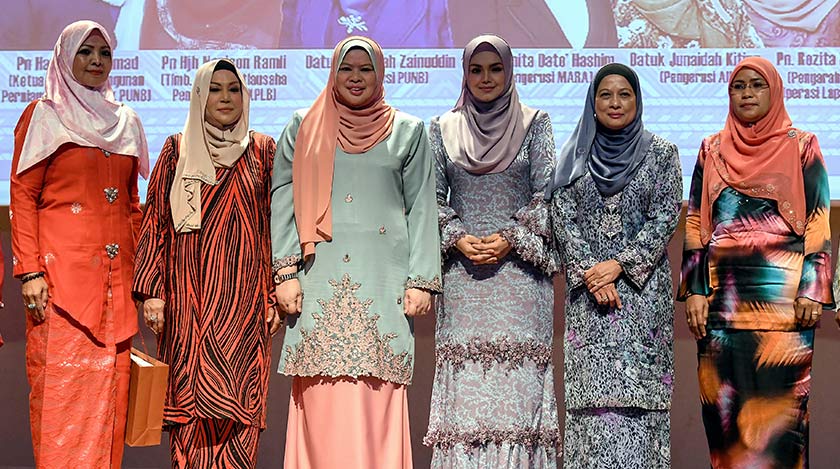 Menteri Pembangunan Luar Bandar Datuk Seri Rina Mohd Harun (tiga, kiri) bergambar bersama selepas merasmikan Majlis Dialog bersama Usahawan Wanita Malaysia hari ini. Turut serta Ikon Usahawan Wanita Datuk Seri Siti Nurhaliza Tarudin (tiga, kanan). - Foto Bernama