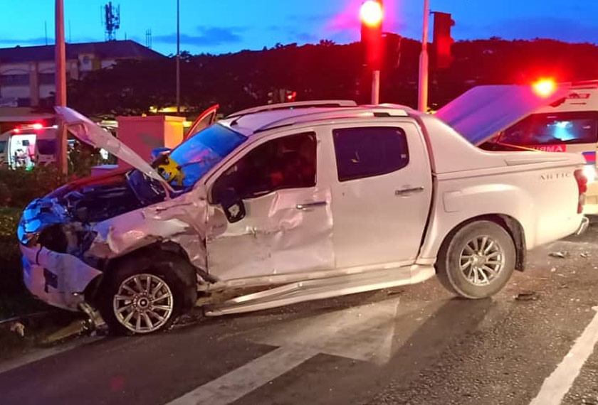 Keadaan kenderaan pacuan empat roda yang terlibat dalam kemalangan di Sandakan awal pagi ini. Foto JBPM Sabah