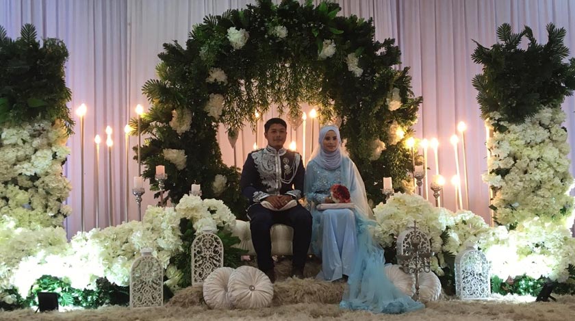 Pasangan mempelai bersanding di pelamin.