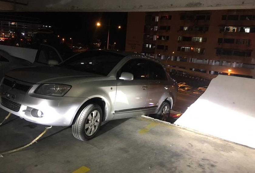 Separuh bahagian kenderaan itu tergantung.