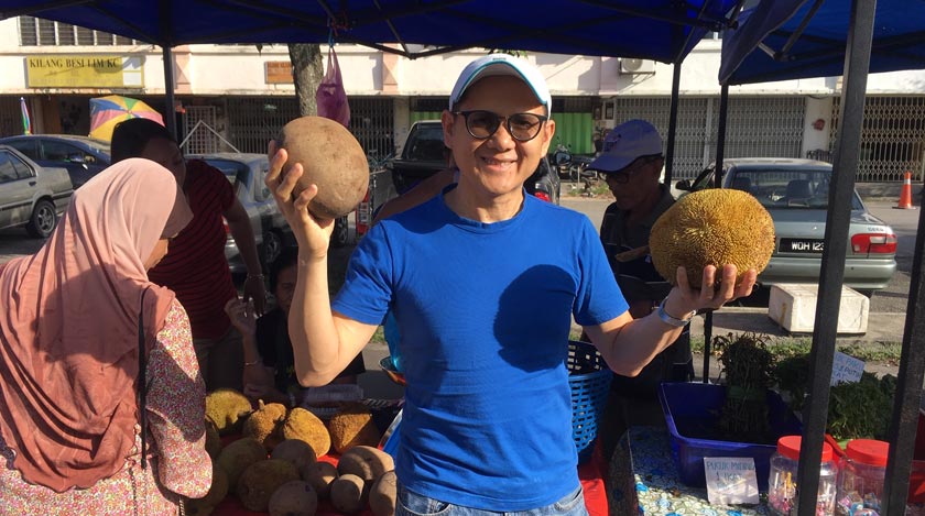 Pasar Serdang turut menampilkan buah-buahan tempatan dari Borneo - Foto Ramzah Rambul
