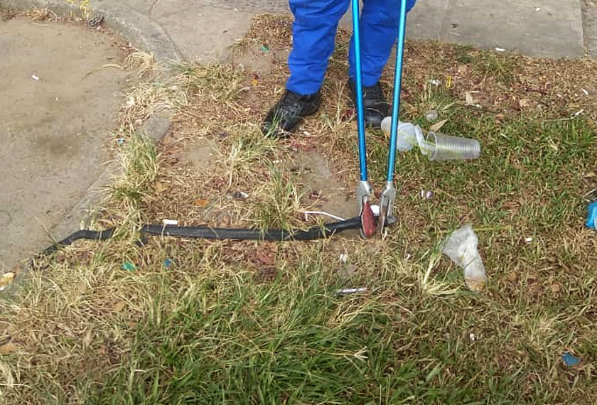 Anggota APM Beaufort sedang menjalankan operasi menangkap ular di sebuah kedai runcit berhampiran Pekan Membakut, Membakut. - Foto Jabatan Bomba dan Penyelamat 