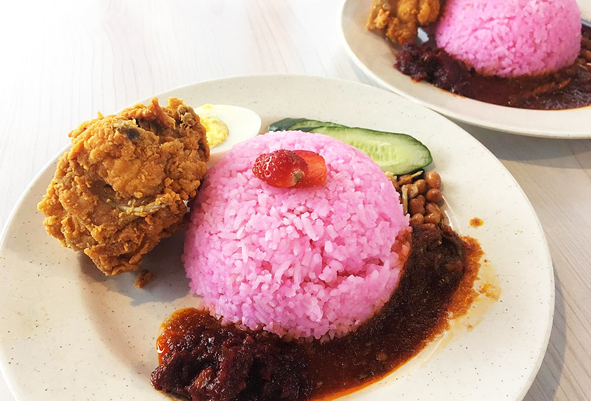 Nasi lemak sambal strawberi didatangkan dengan dua jenis sambal iaitu sambal cili biasa dan sambal strawberi serta ayam goreng berempah.