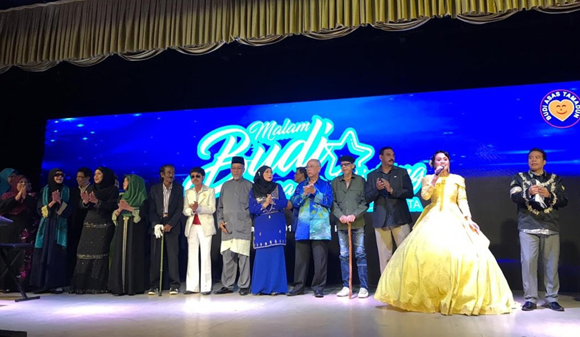 YAZID (berdiri, empat dari kanan) bersama penerima-penerima sumbangan daripada Karyawan pada majlis yang diadakan di Kuala Lumpur pada Ahad.