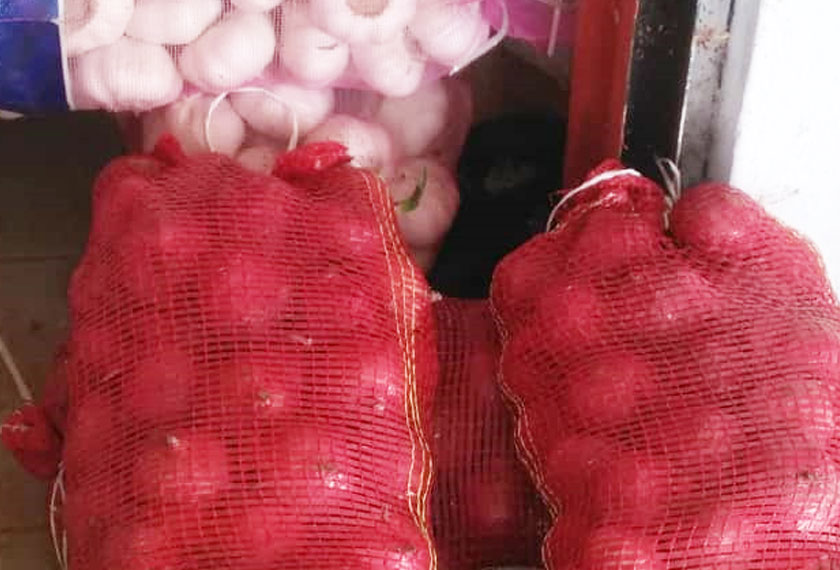  Ular tedung hitam sepanjang dua meter yang ditemukan di dalam kedai berkenaan. - Foto Jabatan Bomba dan Penyelamat