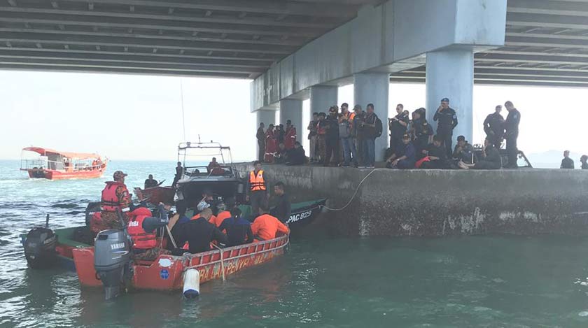 Operasi membawa naik SUV berkenaan melibatkan lebih 41 penyelam. - Astro AWANI