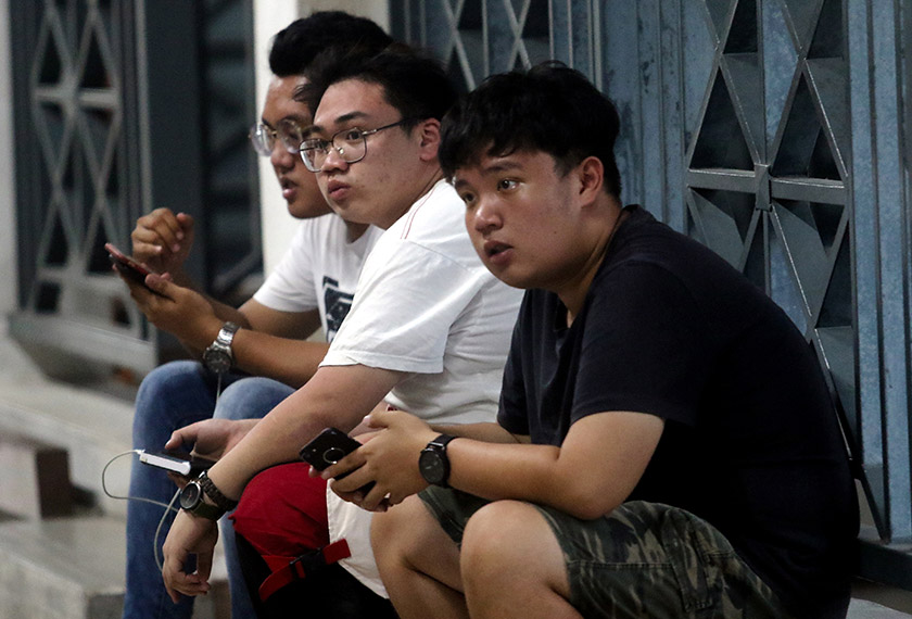 Rakan-rakan mendiang Moey menunggu di luar Jabatan Forensik Hospital Seberang Jaya bagi proses bedah siasat Selasa malam. - BERNAMA