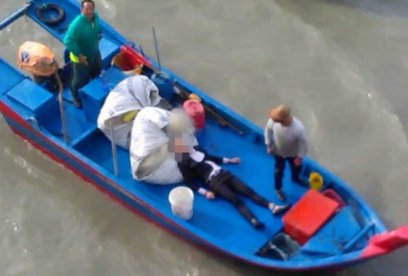 Lelaki berkenaan diselamatkan dengan dibawa naik ke atas bot nelayan. - Astro AWANI