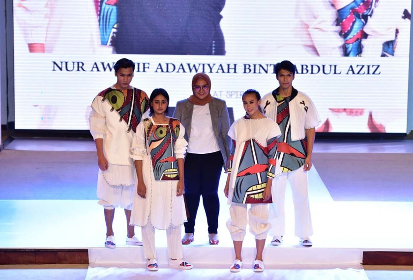 Rekaan Awatif Nur Awatif Adawiyah Abdul Aziz menampilkan keunikan topeng kayu yang diukir Orang Asli Mahmeri memberi inspirasi pada pereka muda itu.