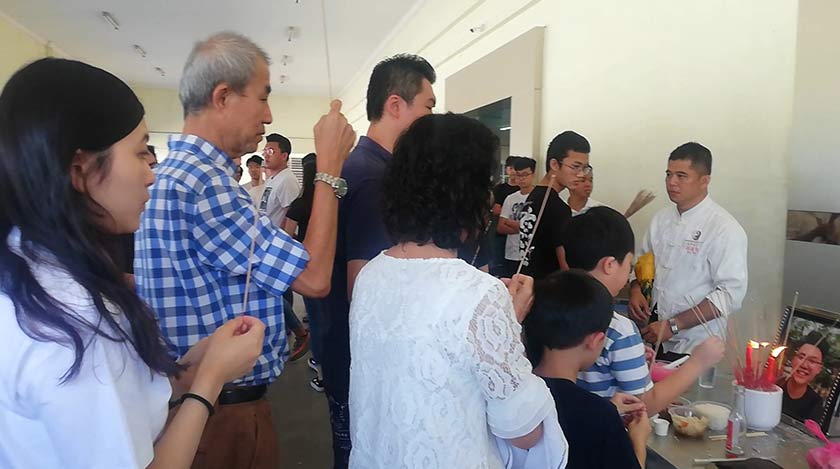 lebih 200 ahli keluarga dan rakan melakukan upacara keagamaan dan penghormatan terakhir di rumah mendiang di Taman Kempas, Butterworth. - Foto Astro AWANI