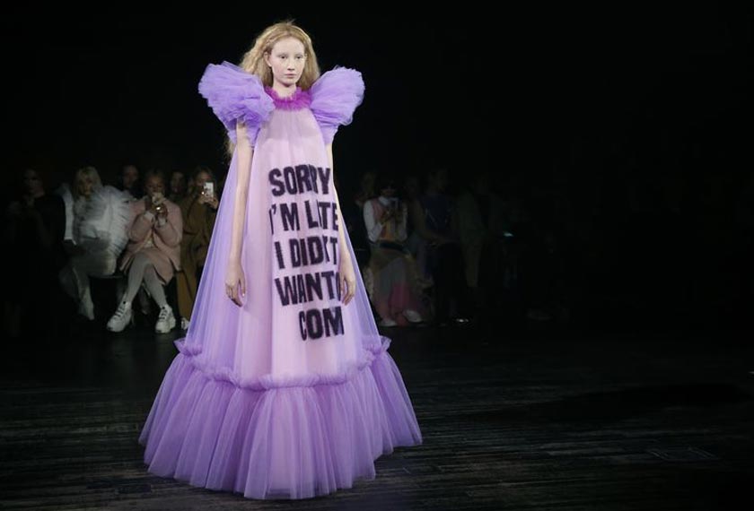 Antara baju yang digayakan oleh model.