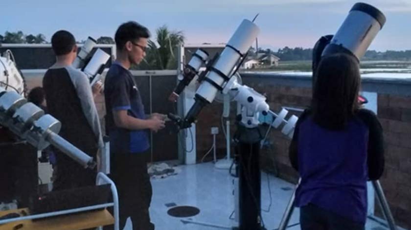 Antara yang mengunjungi balai cerap di Kampung Kubang Rawa, Salor ini ialah pelajar sekolah yang berminat mengetahui lebih banyak mengenai ilmu astronomi moden. Astro AWANI