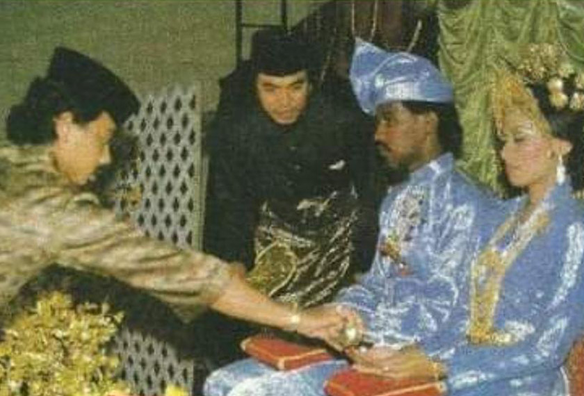Zainal terharu apabila Al-Sultan Abdullah sudi mencemar duli hadir pada majlis perkahwinan beliau pada tahun 1985. - Foto Zainal Abidin Hassan