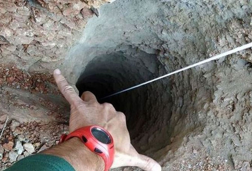 Lubang seluas 10 inci di mana Julen dipercayai terjatuh.