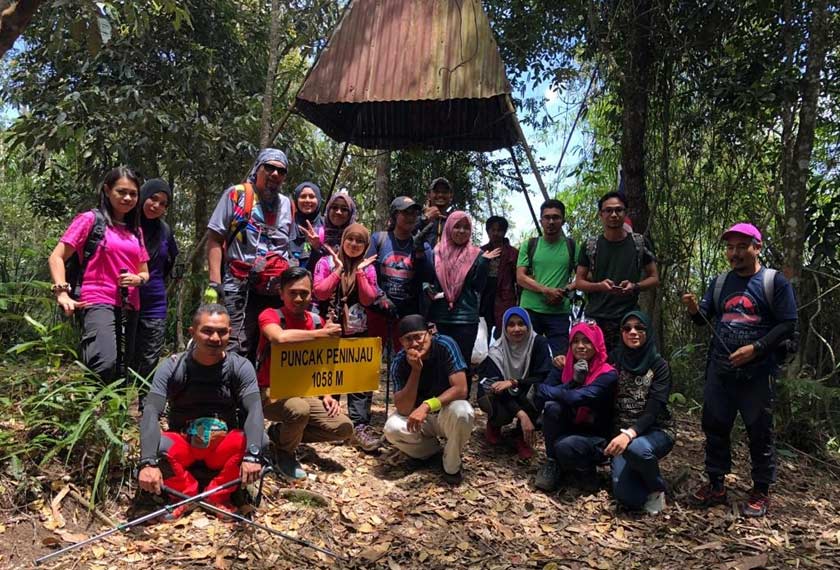 Team Busut telah berjaya menghimpunkan hampir 80 orang pendaki yang terdiri daripada pelbagai layar belakang. - Gambar Bob Rawi