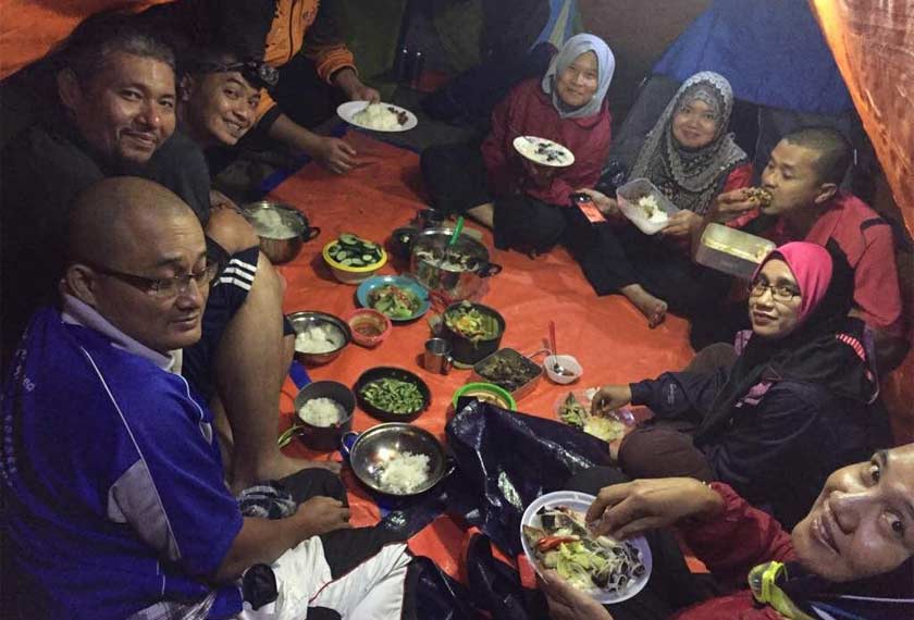 Walaupun baru ditubuhkan, namun rata-rata ahli Team Busut telah lama terlibat dengan aktiviti pendakian ini. - Gambar Bob Rawi