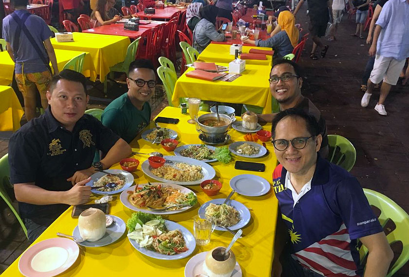 Makan tengah malam bersama kawan sekerja sungguh giur dan asyik - Foto Ramzah Dambul