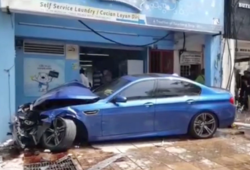 Kemalangan berakhir di hadapan kedai dobi layan diri. - Astro AWANI