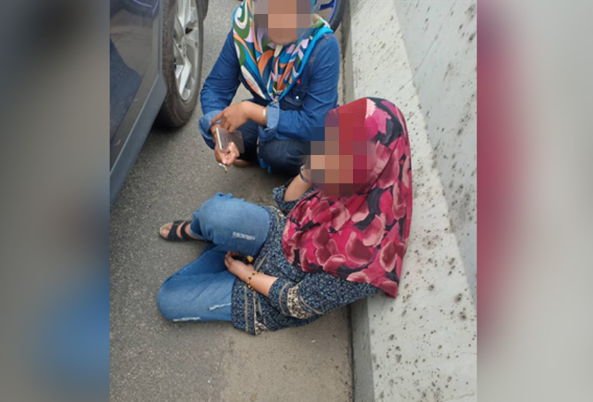 Ibu mangsa dilihat menangis teresak-esak sambil cuba dipujuk orang ramai.