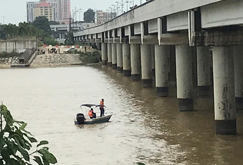Pasukan penyelamat sedang menjalankan operasi.
